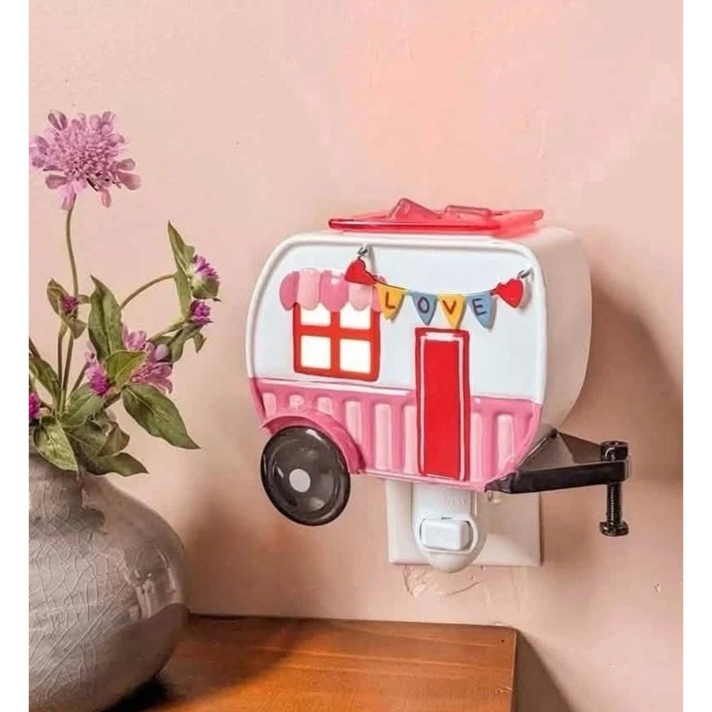 Scentsy Love Finds a Way camper Mini Warmer Valentines Day Camper. NEW